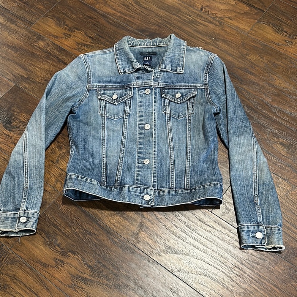 GAP Distressed Faded Frayed Rugged Whitewashed Blue Denim Women’s Jacket M